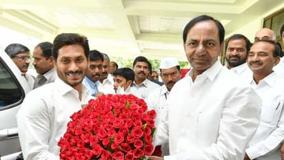 జగన్తో మీటింగ్: కేసీఆర్ పవర్ పాయింట్ ప్రజంటేషన్ (ఫోటోలు)