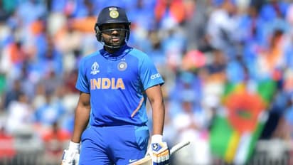 জিতলেও আউট নিয়ে রয়েছে আফশোষ, অভিনব ভঙ্গীতে হতাশা ব্যক্ত করলেন হিটম্যান