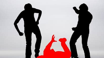 సినిమాలో మాదిరిగానే: కారుతో ఢీకొట్టి ప్రత్యర్ధులపై దాడి, తిప్పికొట్టిన అవతలి వర్గం