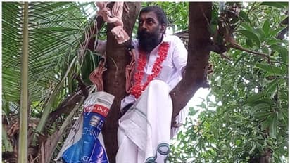 ആത്മഹത്യാ ഭീഷണിയുമായി വ്യവസായി മരത്തിന് മുകളില്