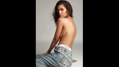 ईशा गुप्ता का सेक्सी लुक सोशल मीडिया में बना सेंसेशन हैं, Photos में देखें ईशा का Sexy एंड Bold अंदाज