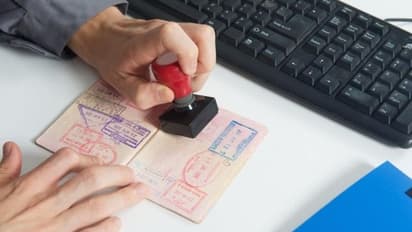 ഒമാന് പുറത്ത് ആറുമാസം കഴിഞ്ഞ വിദേശികള്ക്ക് പുതിയ വിസ നിര്ബന്ധമെന്ന് അധികൃതര്