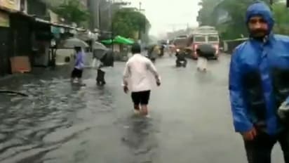 రోడ్లు జలమయం, పట్టాలపైకి నీరు: ముంబైలో స్తంభించిన రవాణా