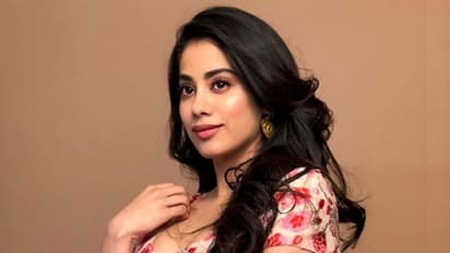 బికినీ షో : అప్పుడు ప్రియాంకా ఇప్పుడు జాన్వీకపూర్!