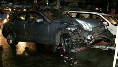 నగరంలో అర్థరాత్రి కారు బీభత్సం