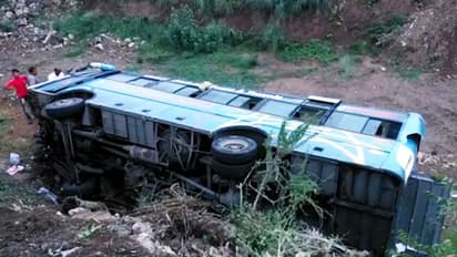 జనగామ: బోల్తాపడిని ఆర్టిసి బస్సు... 10మంది ప్రయాణికులకు గాయాలు