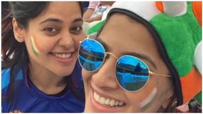 லண்டனில் டேரா போட்ட தமிழ் நடிகைகள் தேசியக் கொடியுடன் அடிக்கும் லூட்டி ஸ்டில்கள்...