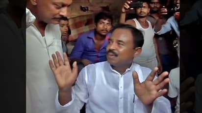 चमकी बुखार / 7 बच्चों की मौत के कई दिन बाद गांव पहुंचे लोजपा विधायक, ग्रामीणों ने बनाया बंधक