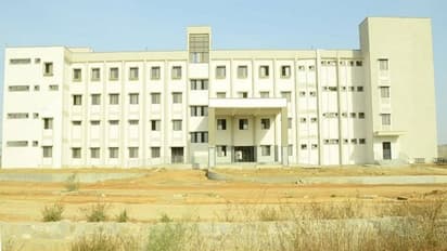 ಯಾದಗಿರಿ ಗೋಳು: ಪಕ್ಷದ ಮಾತ್ ಬಿಡ್ರಿ.. ಮೆಡಿಕಲ್ ಕಾಲೇಜಿಗಾದ್ರೂ ಒಂದಾಗ್ರಿ !