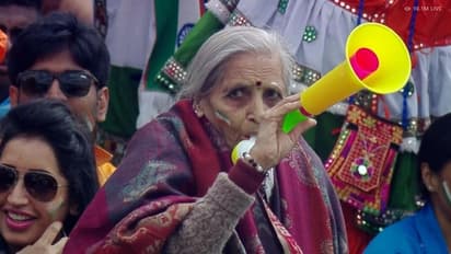 ಇಳಿವಯಸ್ಸಿನಲ್ಲೂ ಬತ್ತದ ಉತ್ಸಾಹ- ಟೀಂ ಇಂಡಿಯಾ ಅಭಿಮಾನಿಗೆ ಟ್ವಿಟರಿಗರು ಜೈ!