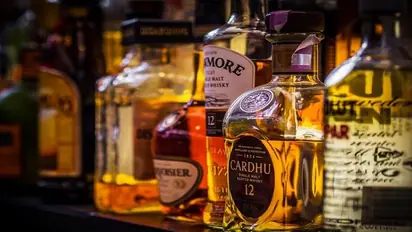 यूपी में लॉकडाउन में भी छलकाएं जाम, अब रोज खुलेंगी शराब की दुकानें