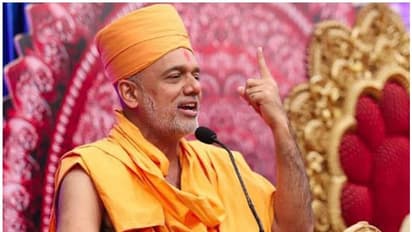 ಹೆಣ್ಮಕ್ಕಳು ಮುಂದೆ ಕುಳಿತಿದ್ದಕ್ಕೆ ಭಾಷಣ ನಿಲ್ಲಿಸಿದ ಗುರು(?)!