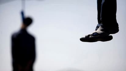 வீட்டுக்குள் உல்லாசமாக இருந்தபோது வெளிபுறமாக பூட்டிய அக்கம் பக்கத்தினர் … அவமானத்தால் தூக்குப் போட்டுக் கொண்ட கள்ளக் காதல் ஜோடி!!