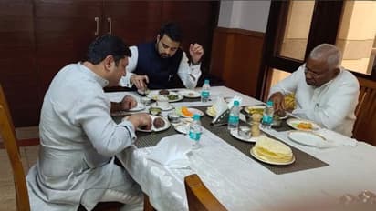 ಗೌಡರ ಮಣಿಸಿದ ಬಸವರಾಜು ಜತೆ ಮೊಮ್ಮಗ ಪ್ರಜ್ವಲ್ ರೇವಣ್ಣ ಭೋಜನ!