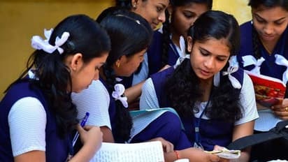 പ്ലസ് വൺ പ്രതിസന്ധി; താത്കാലിക ബാച്ച് കൊണ്ട് കാര്യമില്ലെന്ന് ലീഗ്; ആശങ്കകൾ പരിഹരിക്കുന്നത് വരെ സമരം തുടരും