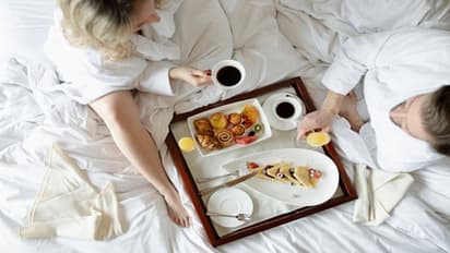 বেড়াতে গিয়ে হোটেলে এই ৭টি কাজ ভুলেও করবেন না, বিপদে পড়তে পারেন