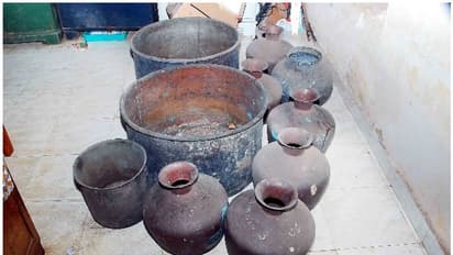 നൂറ്റാണ്ട് പഴക്കമുള്ള സ്കൂള് കെട്ടിടത്തിന്റെ ചുമര് പൊളിച്ചപ്പോള് കിട്ടിയത് 'നിധികുംഭം'