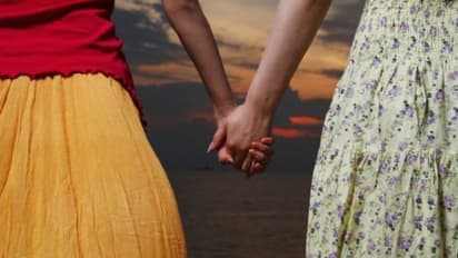 ബന്ധുക്കളുടെ എതിര്‍പ്പില്‍ പിന്മാറാതെ, അര്‍ധസഹോദരിമാര്‍ ക്ഷേത്രത്തില്‍ വിവാഹിതരായി