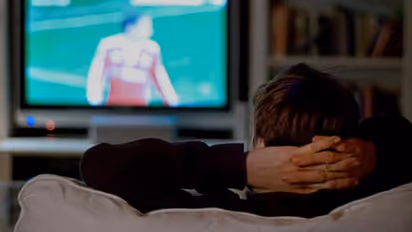 বেশিরভাগ সময় টিভি দেখে কাটছে, অজান্তেই বাড়ছে স্ট্রোক বা হার্ট অ্যাটাকের ঝুঁকি