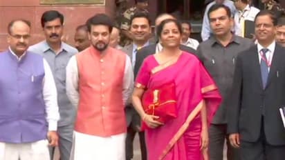 বাজেটের নথি হাতে অর্থমন্ত্রকে প্রবেশ করলেন নির্মলা সীতারামণ