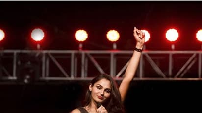 "வா, வா பக்கம் வா" என ரசிகர்களை சுண்டி இழுத்த நடிகை... படுகவர்ச்சி உடையில் ஆட்டம் போட்ட ஆன்ட்ரியா....!