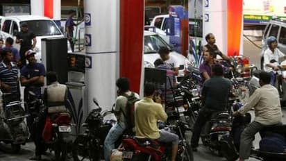 அதிரடியாக குறைந்த பெட்ரோல், டீசல் விலை - வாகன ஓட்டிகள் மகிழ்ச்சி!!