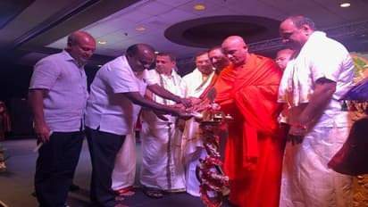 ಒಕ್ಕಲಿಗ ಸಮಾವೇಶದಲ್ಲಿ ಗಣ್ಯರ ಗುಂಪು, ಅಮೆರಿಕದಲ್ಲಿ ಕುವೆಂಪು ಸಾಲುಗಳ ಕಂಪು