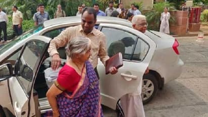 மகள் பட்ஜெட் தாக்கல் செய்வதைக் காண வந்த பெற்றோர் ! தாய், தந்தையரின் ஆசி பெற்ற அமைச்சர் நிர்மலா சீத்தாராமன் !!