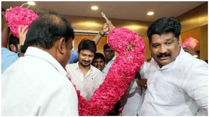 அதிமுகவை அலறவிடும் திமுக.. ஆட்சி உறுதியானதுமே எடப்பாடியின் முக்கிய விஸ்வாசியை தட்டித்தூக்கிய உதயநிதி..!