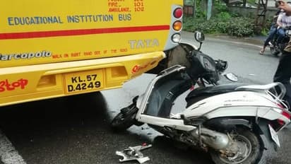 സ്കൂൾ ബസ്സിന് പുറകിൽ സ്കൂട്ടർ ഇടിച്ച് ഒരാൾ മരിച്ചു