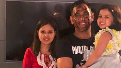 హ్యాపీ బర్త్ డే పప్పా...ధోనీతో కేక్ కేట్ చేయించిన జీవా