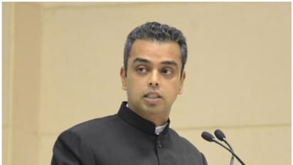 మహారాష్ట్ర రాజకీయాలకు గాడ్ ఫాదర్ ఇన్స్పిరేషన్: మిలింద్ దేవొరా