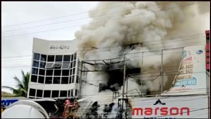 കൊച്ചിയില് ചെരുപ്പ് കടയില് തീപിടുത്തം; ലക്ഷക്കണക്കിന് രൂപയുടെ ഉത്പന്നങ്ങള് കത്തി നശിച്ചു