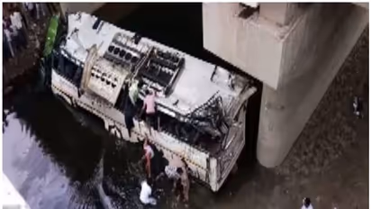 ఘోర ప్రమాదం.. బస్సు మురికి కాలువలో పడి 24మంది మృతి