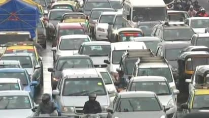 আবারও ভারী বর্ষণে প্রবল যানজট মুম্বইয়ে, স্থগিত রাখা হল বিমান পরিষেবাও