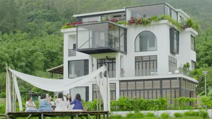 കൂട്ടുകാരികളായാല്‍ ഇങ്ങനെ വേണം; പിരിയില്ലെന്ന് തീരുമാനിച്ചു, ഏഴ് കൂട്ടുകാരികള്‍ ചേര്‍ന്ന് ഗ്രാമത്തില്‍ ഒരു അടിപൊളി ചില്ലുവീട് വെച്ചു