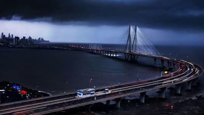 മുംബൈ നഗരത്തില് കനത്ത മഴ: ട്രെയിൻ, വിമാന സര്വ്വീസുകളെ ബാധിച്ചു, പലയിടത്തും വെള്ളപ്പൊക്കം