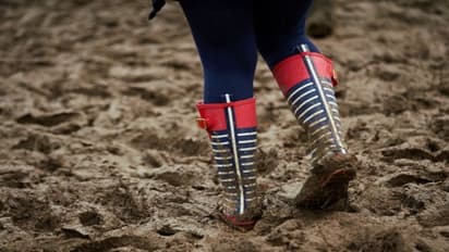 কাদা থেকে পা বাঁচাতে বর্ষায় কেমন জুতো পরবেন, রইল টিপস