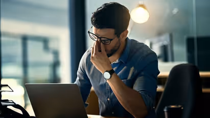 অফিসের চেয়ারে টানা বসে কাজ! সুস্থ থাকতে মাথায় রাখুন কয়েকটি টিপস