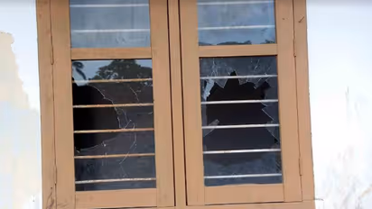 സ്‌കൂള്‍ കെട്ടിടത്തിന്‍റെ ജനല്‍ചില്ലുകളും വെറുതെ വിടില്ല; സാമൂഹിക വിരുദ്ധരുടെ വിളയാട്ടം