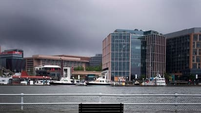 প্রবল বৃষ্টিতে ভাসছে মার্কিন মুলুক, প্রাণ বাঁচাতে গাড়ির মাথায় আশ্রয় নিয়েছেন সাধারণ মানুষ