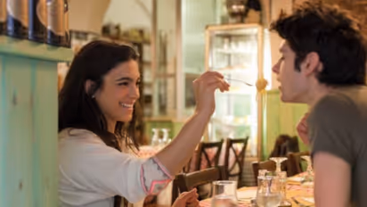 বয়সে বড় মহিলাদের প্রতি আকৃষ্ট হন! প্রেমে পড়ার আগে এই বিষয়গুলি মাথায় রাখুন