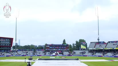 உலக கோப்பை கிரிக்கெட் அரை இறுதிப்போட்டி  ! கனமழையால் ஆட்டம் பாதிப்பு ! இன்று தொடர்கிறது போட்டி !!