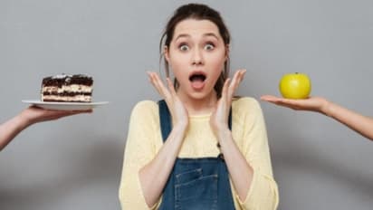 சாப்பிடும் போது "சிறிய தட்டு"..! உடை எடை குறைய இப்படி ஒரு "ட்ரிக்" இருக்கு தெரியுமா..?