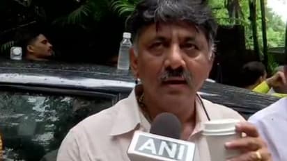 'ಹಸಿವಾಗ್ತಿದೆ ತಿಂಡಿ ಕೊಡ್ರಪ್ರಾ..!': ರಸ್ತೆಯಲ್ಲೇ ಇಡ್ಲಿ ವಡೆ ಸೇವಿಸಿದ ಡಿಕೆಶಿ!