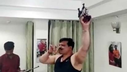 ఒక చేతిలో గన్.. మరో చేతిలో మందు: బీజేపీ ఎమ్మెల్యే చిందులు