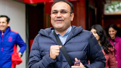 ಪಾಕ್ ಪ್ರಧಾನಿ ಇಮ್ರಾನ್ ಖಾನ್ ಕಾಲೆಳೆದ ಸೆಹ್ವಾಗ್!