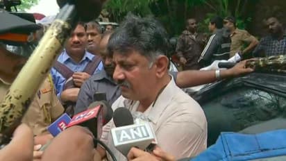 বিপন্ন কর্ণাটক সরকার, মুম্বইতে 'ক্রাইসিস-ম্যান' শিবকুমার