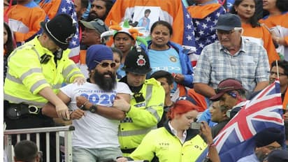 భారత్- న్యూజిలాండ్ సెమీఫైనల్...మైదానంలోనే టీమిండియా అభిమానుల నిరసన