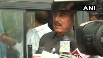 కర్ణాటక క్రైసిస్: రాజ్భవన్ ముందు కాంగ్రెస్ ధర్నా